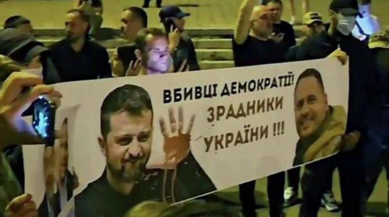 На Украине начались первые антиправительственные протесты