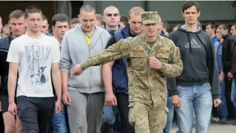 Украина: молодежь тащат в окопы