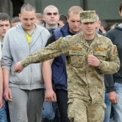 Украина: молодежь тащат в окопы