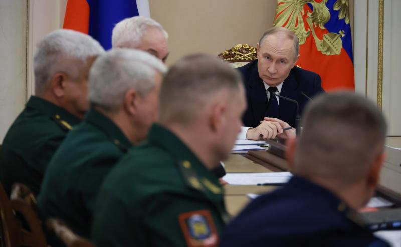 Путин: наши солдаты и офицеры служат примером служения Отечеству