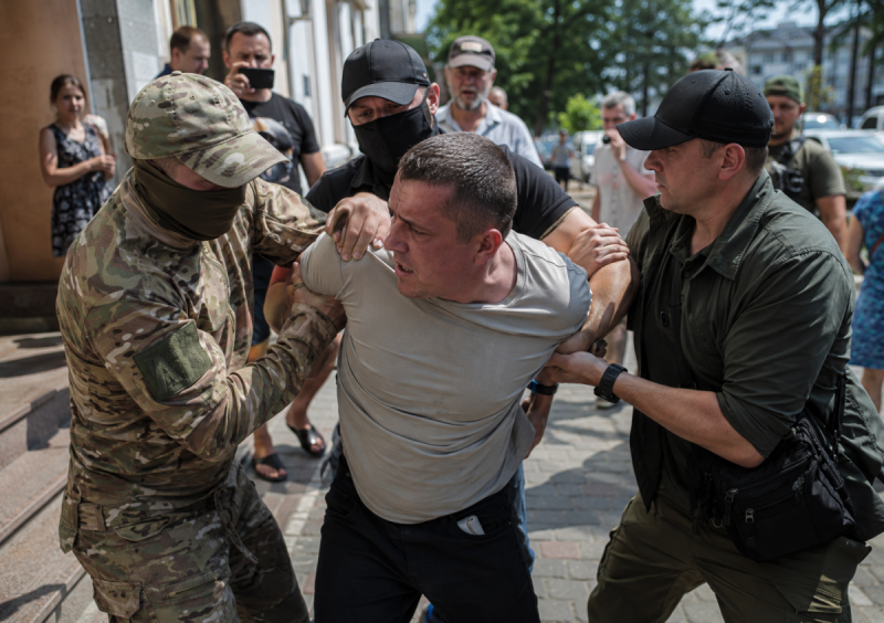 Украина: одни бегут, других гребут