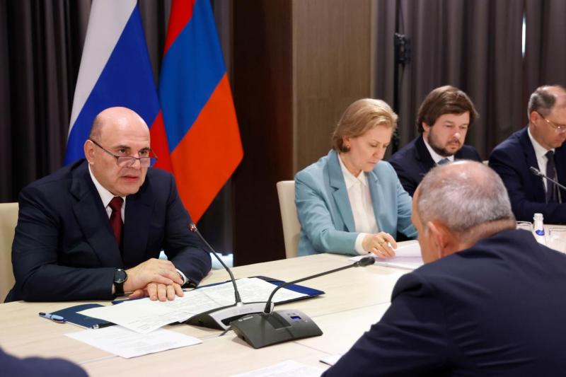 Пашинян продолжает лавировать между Россией и Западом