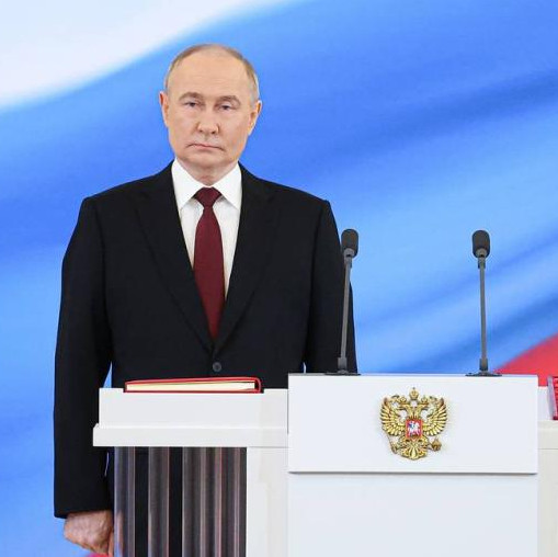 Press review: Vladimir Putin sworn in for fifth term and EU, Ukraine talk arms deal