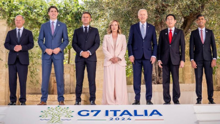 G7 summit appears as throng of "lame ducks"