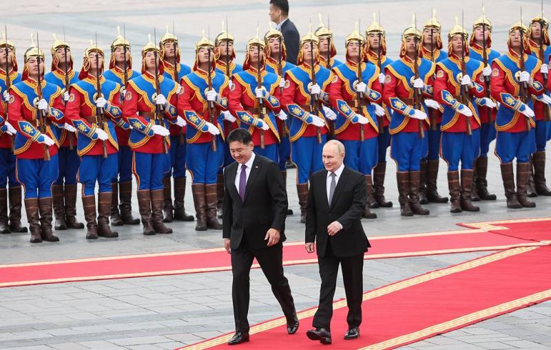 Press review: Putin goes to Mongolia and Berlin gives Kiev free run to use its weapons