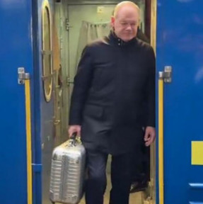 Chancellor Scholz arrives in Kiev with...