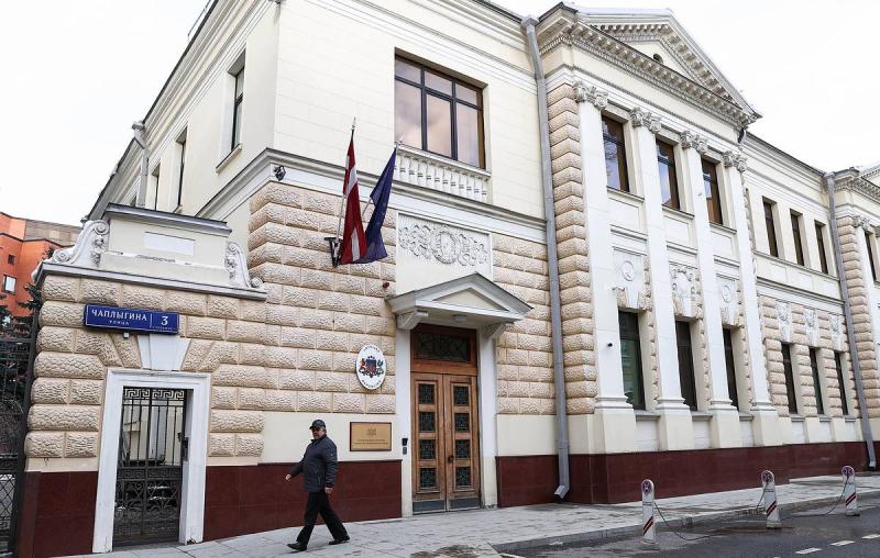 Посольство Латвии в России приостановило прием заявлений на визы