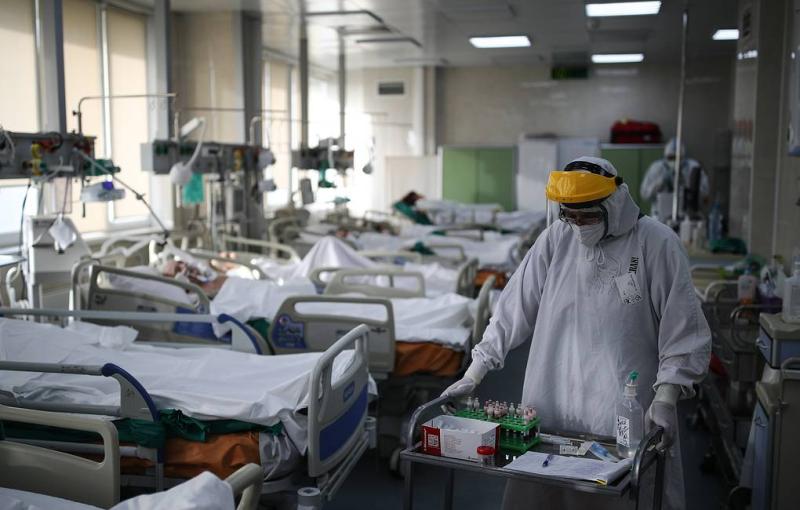 Заболеваемость коронавирусом в России снизилась за неделю на 25,6%