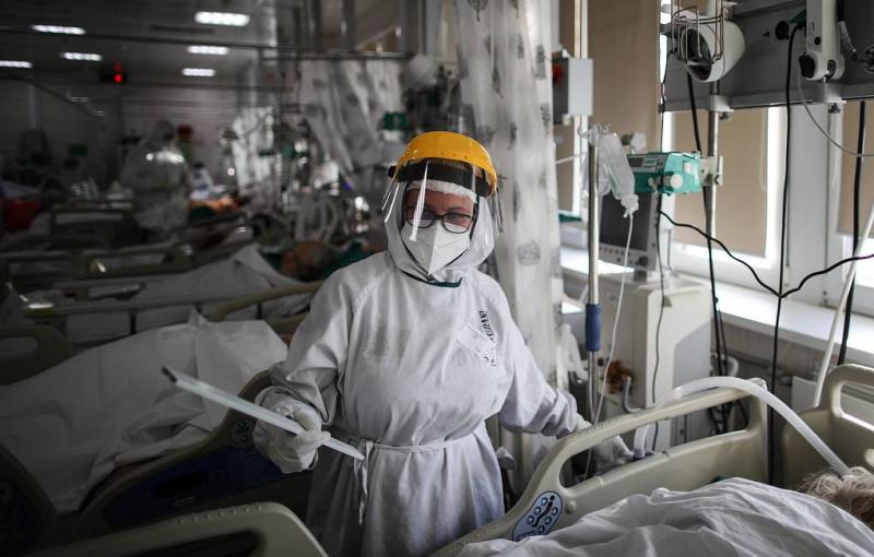 В России заболеваемость коронавирусом снизилась за неделю на 9,5%