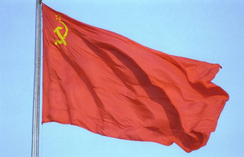 КПРФ внесла в Госдуму инициативу, предлагающую установить флаг СССР флагом России