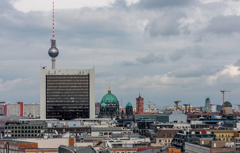 Неизвестные вновь нанесли надписи на советский мемориал в Берлине