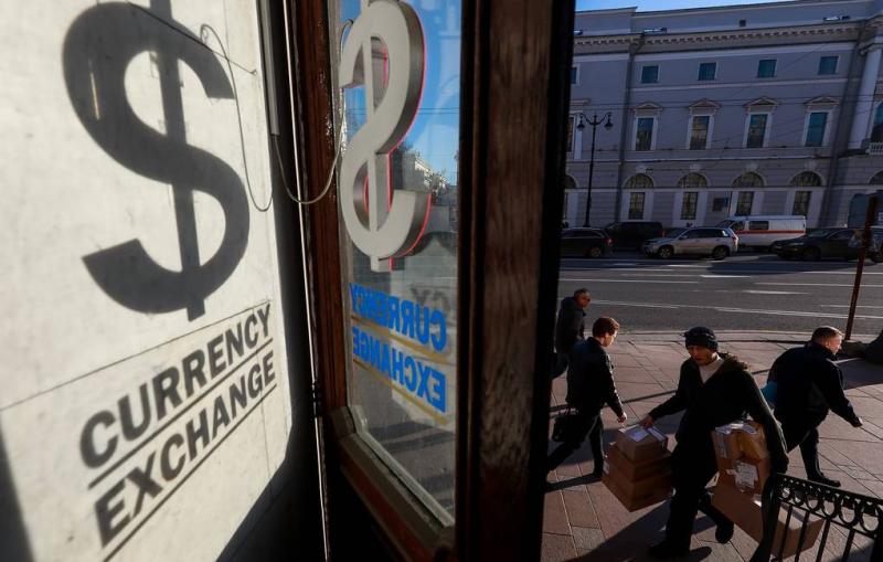 Рубль в начале торгов на Мосбирже немного укрепляется к доллару и евро