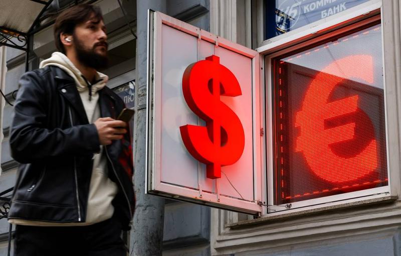 Рубль в начале торгов на Мосбирже укрепляется к доллару и евро более чем на 4-5%