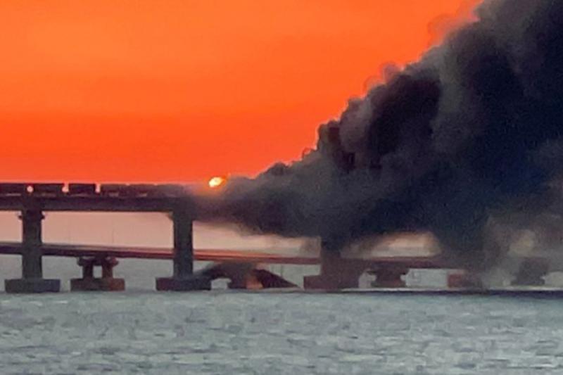 На Крымском мосту произведен подрыв грузового автомобиля