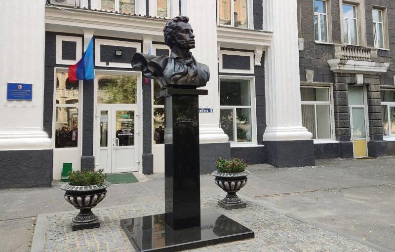 В Луганске открыли памятник Пушкину