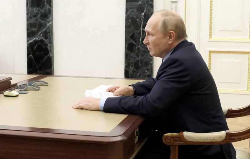 Путин поручил правительству ускорить рост МРОТ