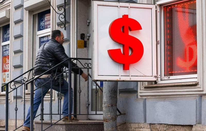 Рубль на Мосбирже начал слабеть к доллару и евро