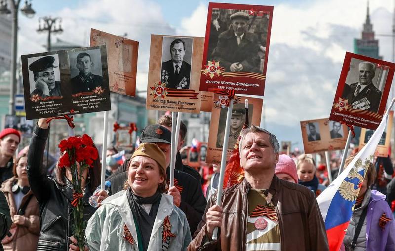 В шествии "Бессмертный полк" в Москве принимают участие более 1 млн человек