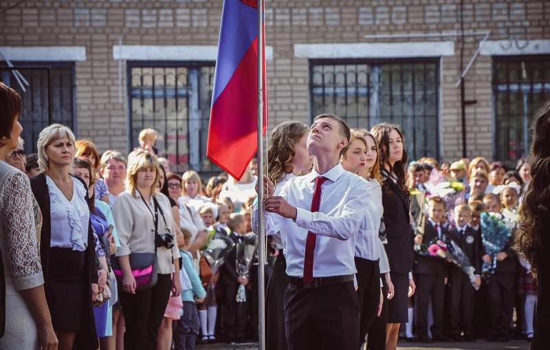 Минпросвещения утвердило стандарт по поднятию государственного флага в школах