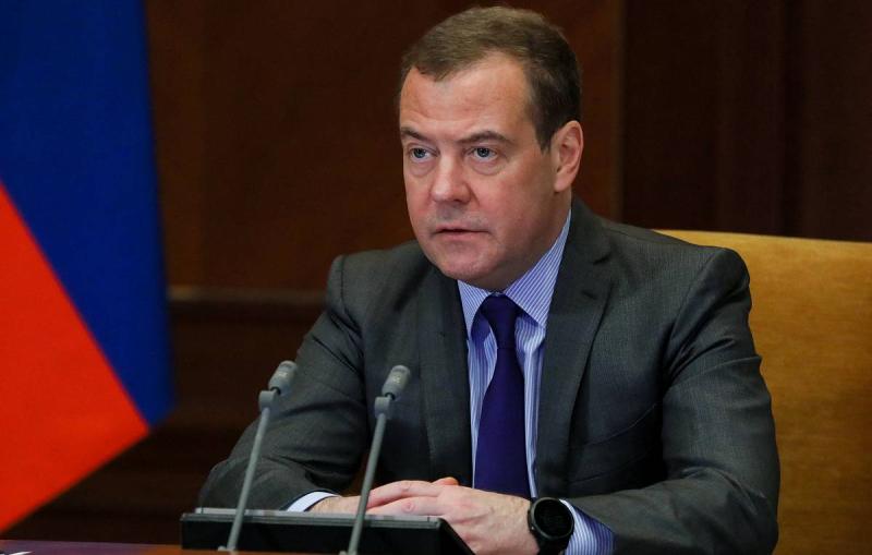 Медведев отметил уменьшение поддержки курса США в мире