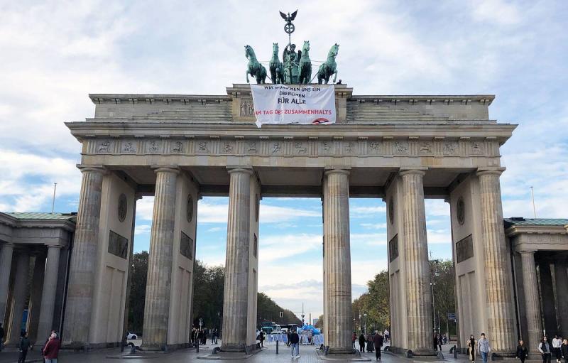В Берлине экоактивисты провели акцию протеста на Бранденбургских воротах