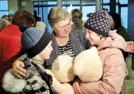 «Вырастим и воспитаем»: Россия спасает сирот Донбасса