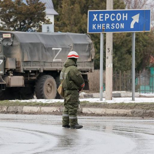 Press review: What’s behind Russia’s Kherson pullback and who’ll lead as House Speaker