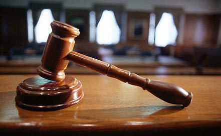 Суд заключил под стражу женщину, выбросившую дочь из окна многоэтажки в Москве