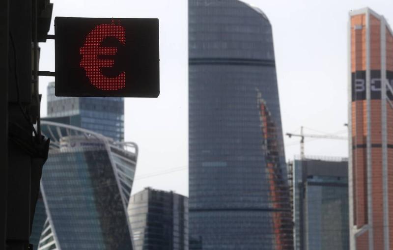 Курс евро на Мосбирже впервые с июня 2015 года опустился до 59 рублей