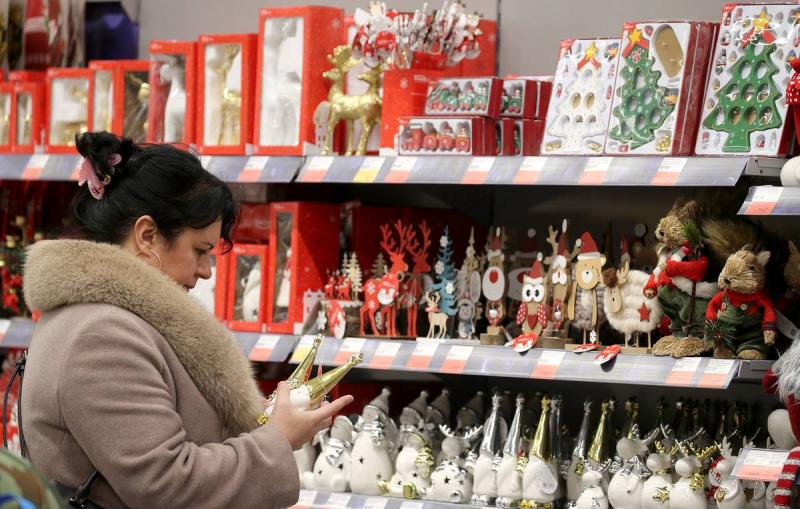 Большинство опрошенных россиян планируют отметить Новый год дома