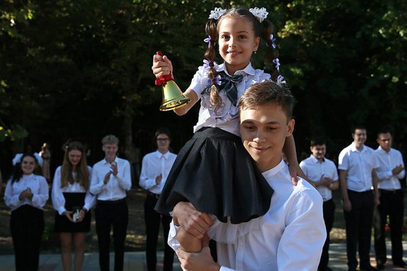 Кравцов поздравил российских школьников с Днем знаний