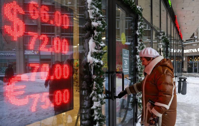 Курсы доллара и евро на Мосбирже поднялись выше 69 и 74 рублей соответственно