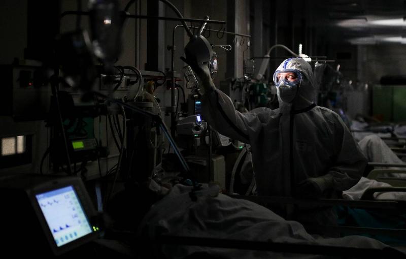 Заболеваемость коронавирусом в России снизилась за неделю на 40,7%