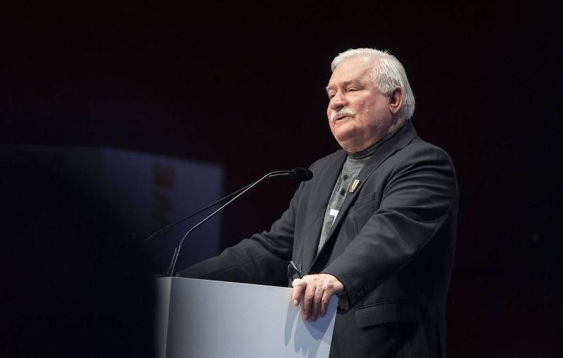 Экс-президенту Польши Валенсе усилили охрану