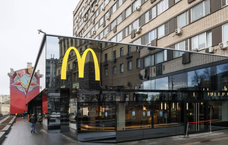 Первый McDonald's в Москве откроется под новым названием 12 июня