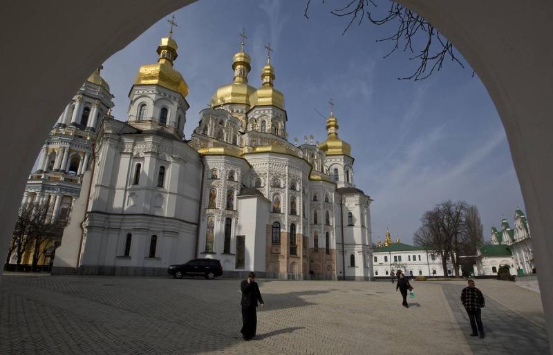 Настоятель Киево-Печерской лавры призвал Зеленского не отбирать у УПЦ главные храмы лавры
