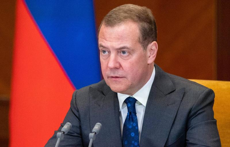 Медведев призвал не пускать обратно в Россию 