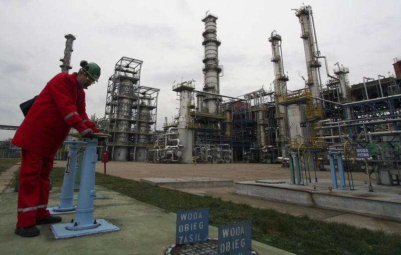 Польша остановила бесплатные поставки топлива Украине