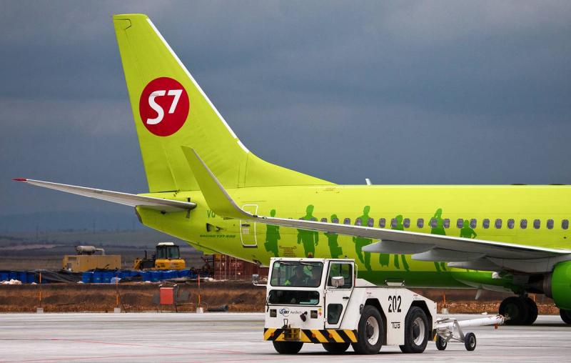 S7 разрешила бортпроводникам иметь татуировки и разноцветные прически