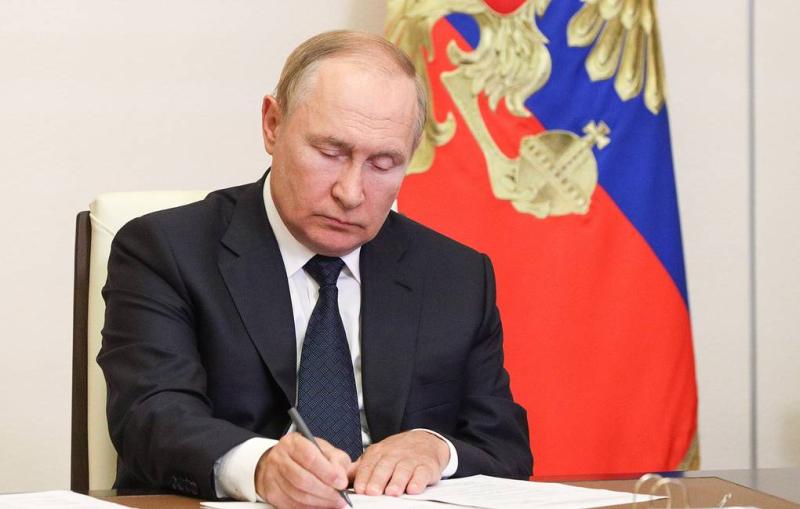 Putin signs decrees to recognize independence of Zaporozhye