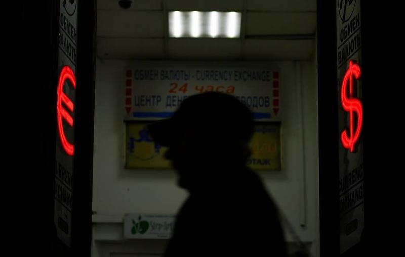 Курс доллара на Мосбирже опустился ниже 70 рублей