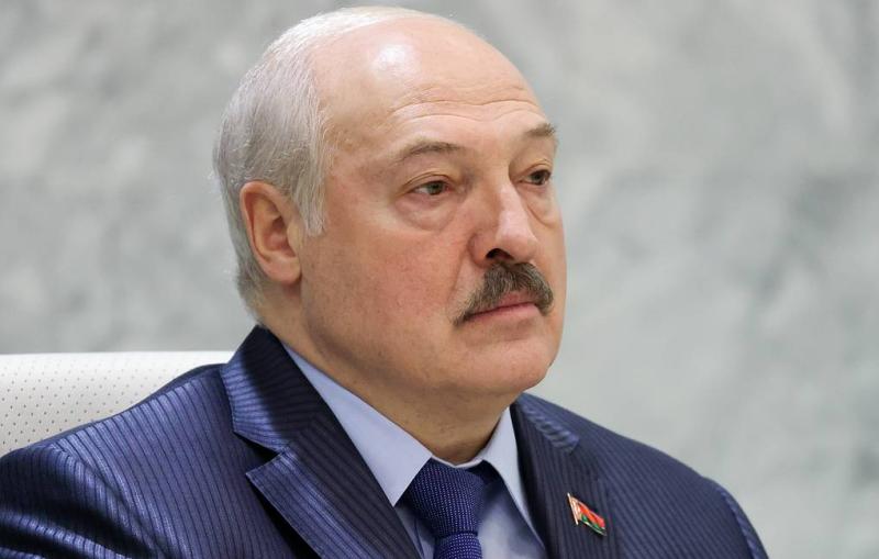 Лукашенко вручил награды сотрудникам КГБ за спецоперацию на Украине