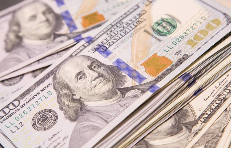 Курс доллара на Мосбирже вырос до 61,74 рублей