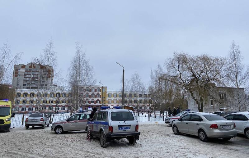 В Брянск прибыл вертолет МЧС для эвакуации в Москву пострадавших от стрельбы в гимназии