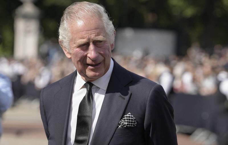 Карл III в первую годовщину смерти матери посетил церковь в Шотландии