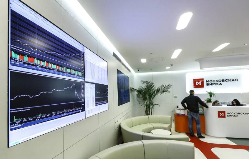 Курс евро на Мосбирже впервые с 25 марта 2022 года превышал 107 рублей