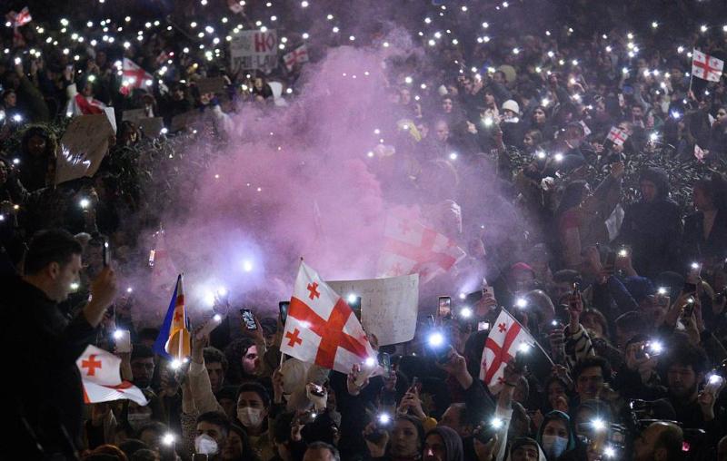 Press Review: Georgian protests go on and Turkey stonewalls sanctioned Russian goods