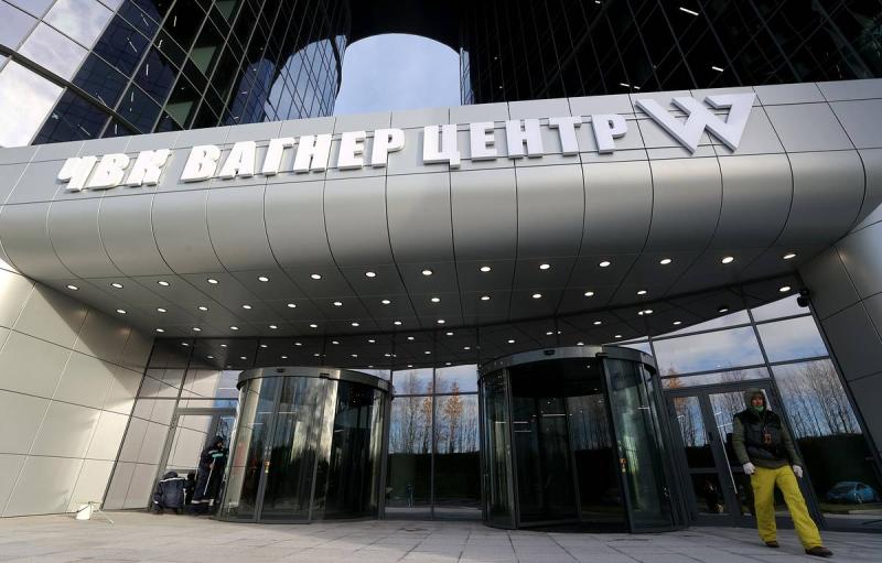 Times: Великобритания планирует признать ЧВК 