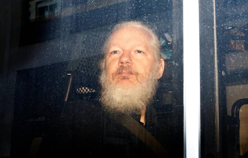 В КНР считают, что судить нужно не Ассанжа, а США за их хакерскую деятельность