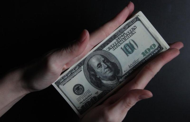 Курс доллара на открытии Мосбиржи опустился до 89,98 рубля